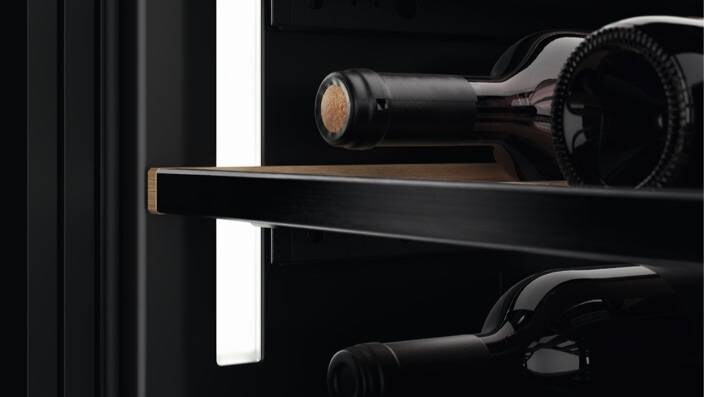 With the new hinge we achieve a perfect centered alignment of the door and have a smaller gap to kitchen cabinets.