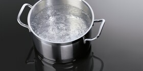 Prikaistuvis su verdančiu vandeniu ant AEG indukcinės kaitlentės