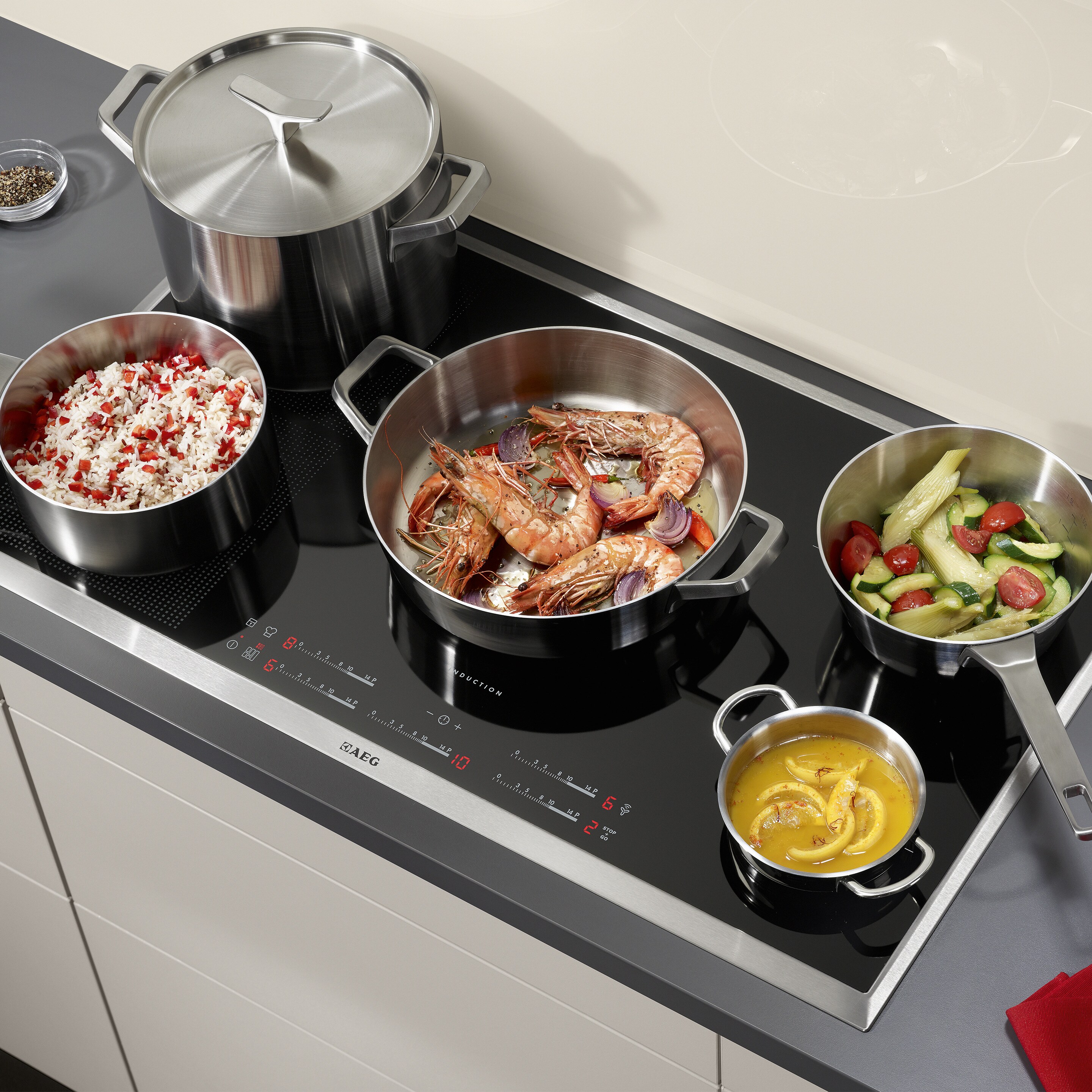 „Electrolux“ indukcinė kaitlentė, naudojama skirtingiems patiekalams gaminti prikaistuviuose