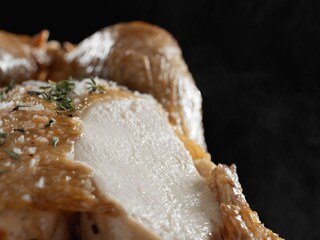Spalvingas keptų raudonųjų paprikų, cukinijų ir baklažanų su prieskoninėmis žolelėmis rinkinys