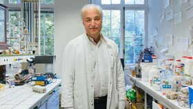 Hervé Thisas išdidžiai stovi savo laboratorijoje