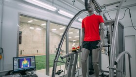„Adidas“ sumanių drabužių laboratorija su manekenu